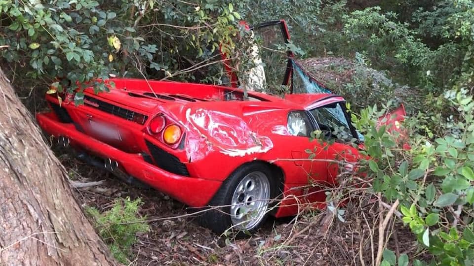 Chiếc siêu xe Lamborghini Diablo bị hỏng nặng sau vụ tai nạn Chiếc siêu xe Lamborghini Diablo bị hỏng nặng sau vụ tai nạn