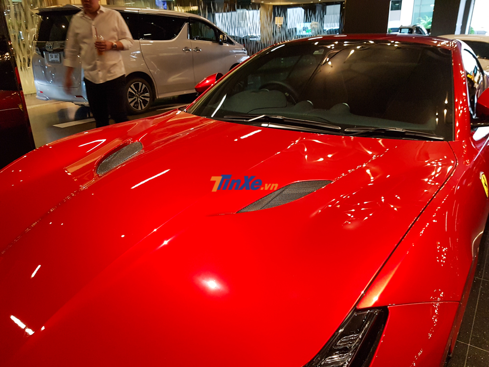 Siêu xe mui trần Ferrari Portofino được trang bị khối động cơ xăng V8, tăng áp kép, dung tích 3,9 lít giống với mẫu siêu xe GTC4Lusso T.