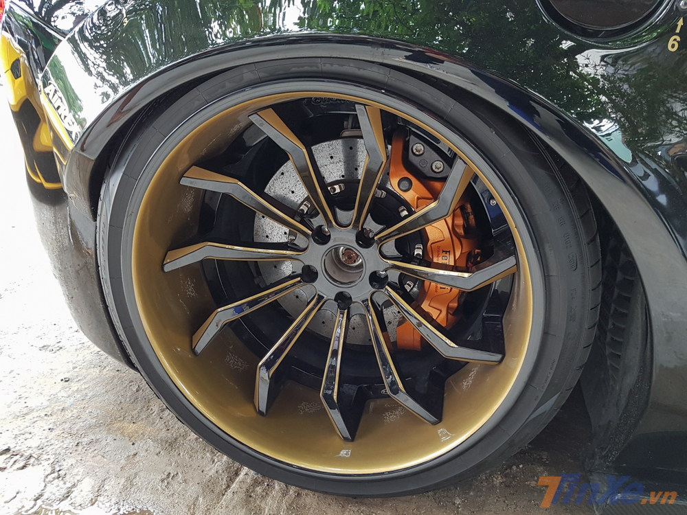 Bộ mâm Forgiato trên siêu xe độ Ferrari 488 GTB Liberty Walk có hai tông màu là đen và vàng nổi bật