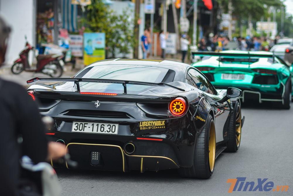Trước khi khoác lên mình bản độ Liberty Walk độc nhất Việt Nam, chiếc siêu xe Ferrari 488 GTB này cũng từng gây choáng với bộ body kit độ đến từ Novitec Rosso
