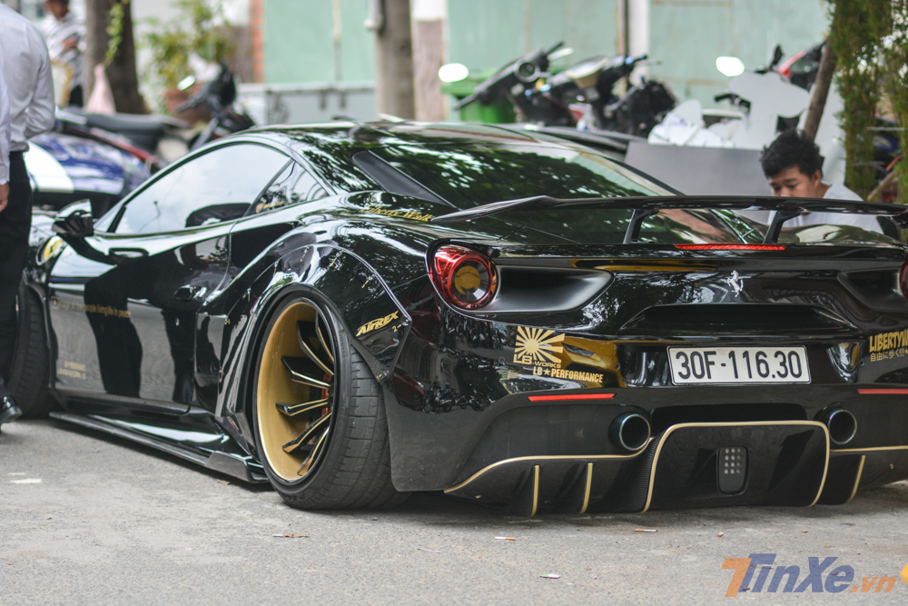 Hiện tại, chiếc siêu xe Ferrari 488 GTB độ Liberty Walk độc nhất Việt Nam đã chính thức làm dâu ở Sài thành nhưng chủ nhân vẫn để xe mang biển kiểm soát ngoài Hà Nội