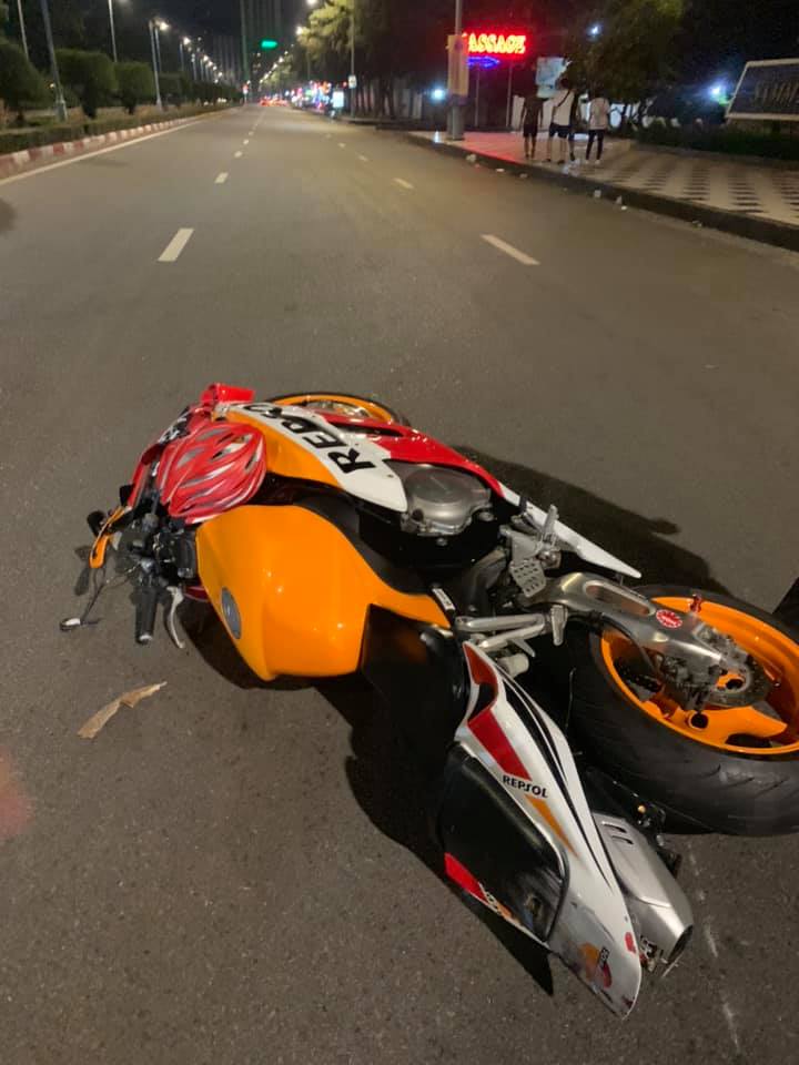 Chiếc xe mô tô thể thao trượt dài sau cú ngã Chiếc xe mô tô thể thao trượt dài sau cú ngã