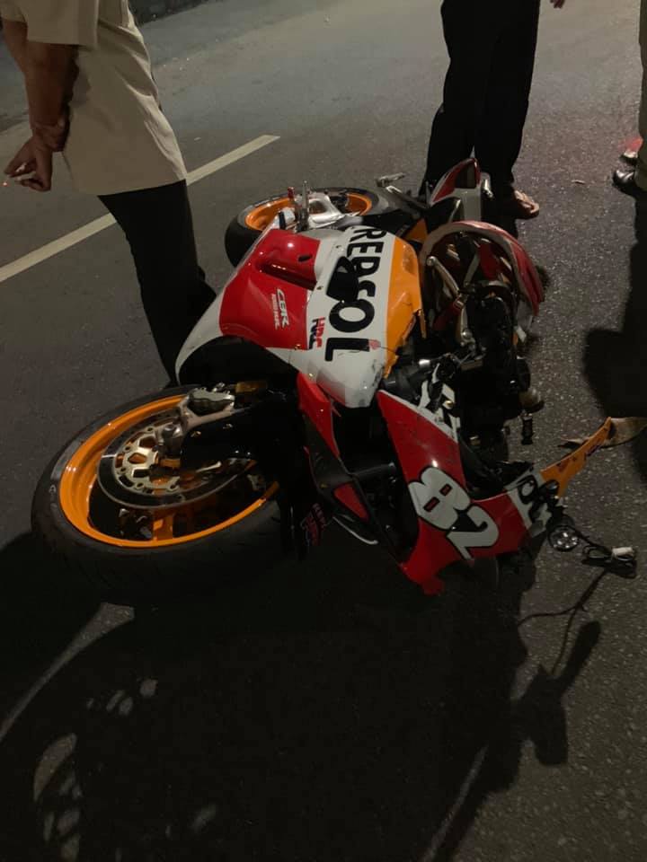 Chiếc xe hư hại nặng nề sau cú ngã ở tốc độ cao Chiếc xe hư hại nặng nề sau cú ngã ở tốc độ cao