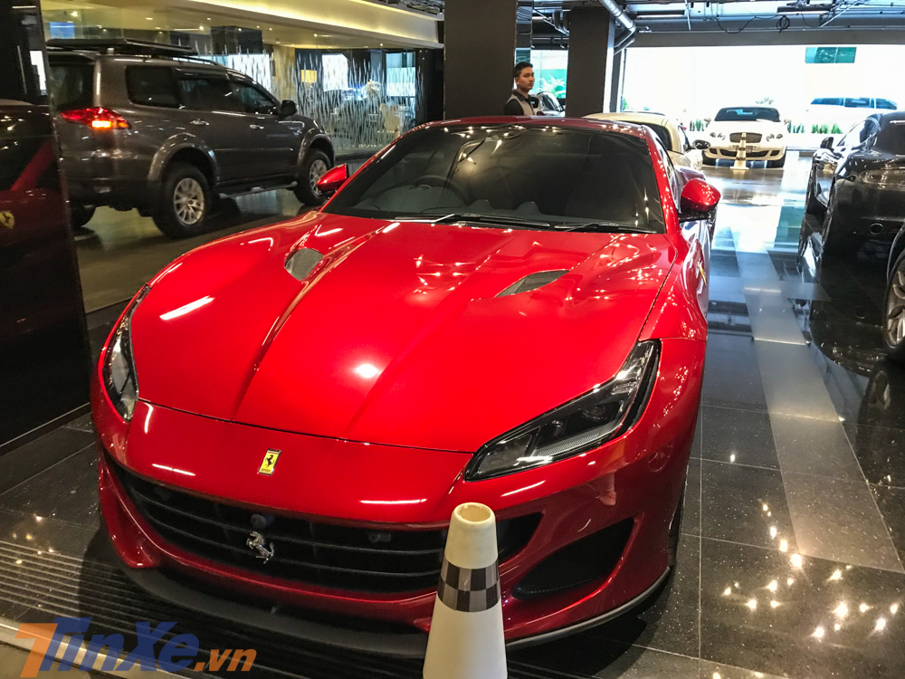 Siêu xe mui trần Ferrari Portofino cũng xuất hiện nhanh chóng sau khi người chụp ảnh dạo quanh Siam Paragon một vòng quay xuống lại bãi xe.