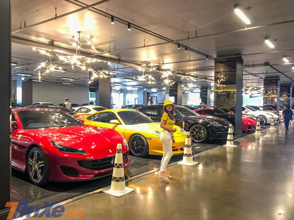 Khu vực để xe dành riêng cho giới siêu giàu ở Thái Lan nằm ở cánh cửa số 6 của tầng hầm Siam Paragon. Trong ảnh là một dàn siêu xe và xe thể thao ấn tượng của Ferrari, Porsche và phía còn có cả Aston Martin
