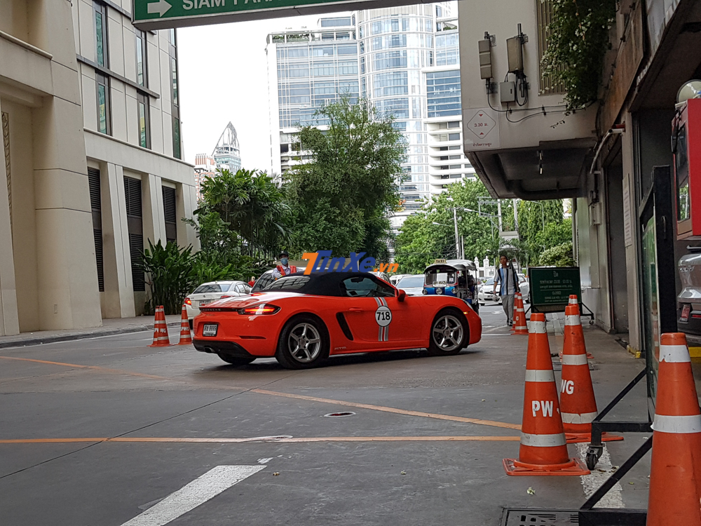 Một chiếc Porsche 718 Boxster đang tiến vào khu vực đỗ xe VIP