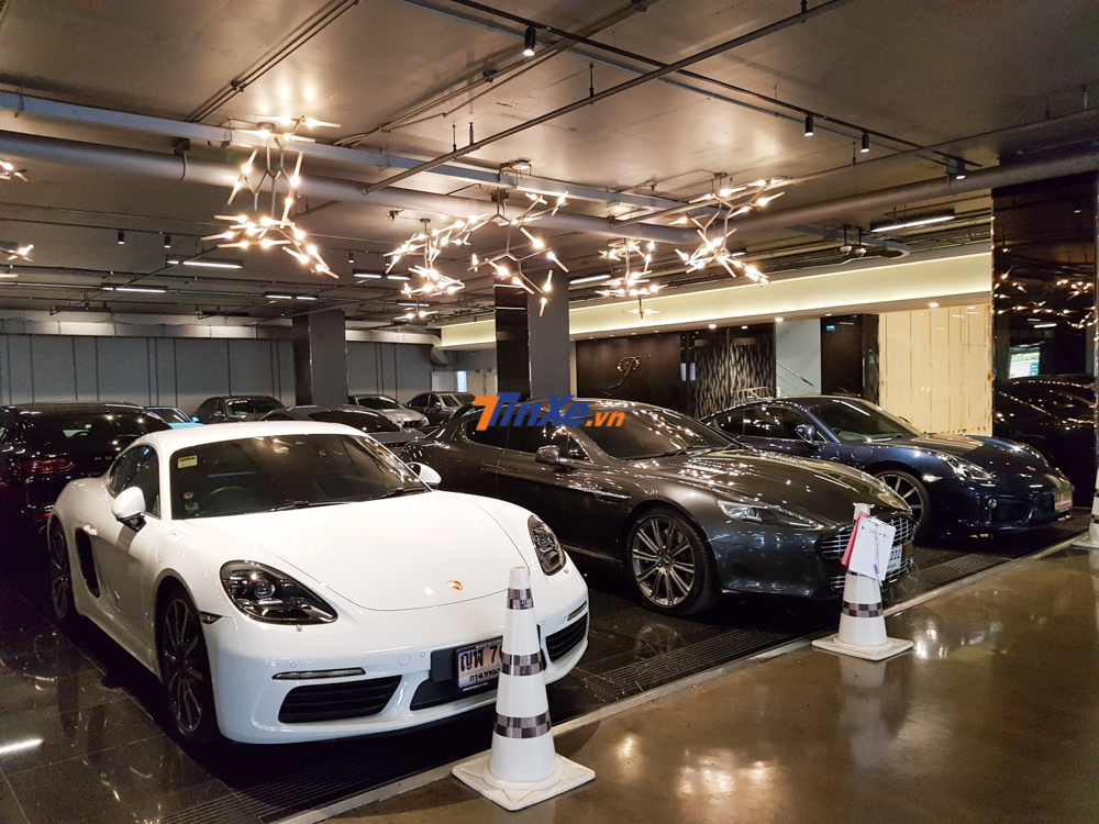 Cặp đôi Porsche và kẹp giữa là Aston Martin Rapide