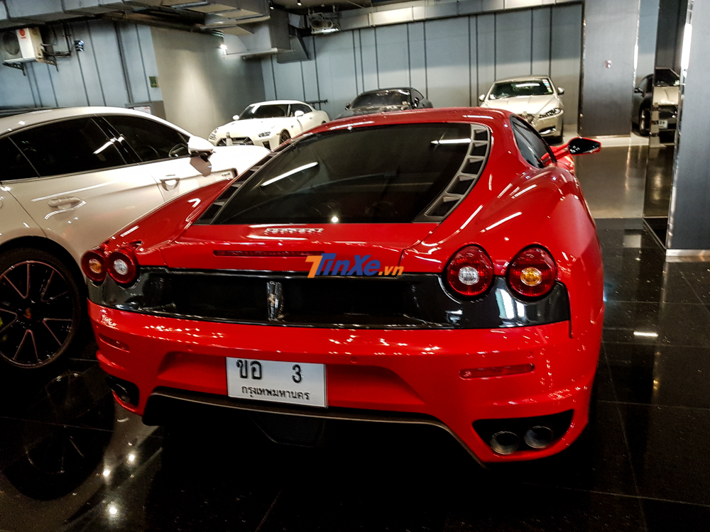 Ferrari F430 được trang bị động cơ V8, dung tích 4,3 lít, sản sinh công suất tối đa 490 mã lực và mô-men xoắn cực đại 465 Nm