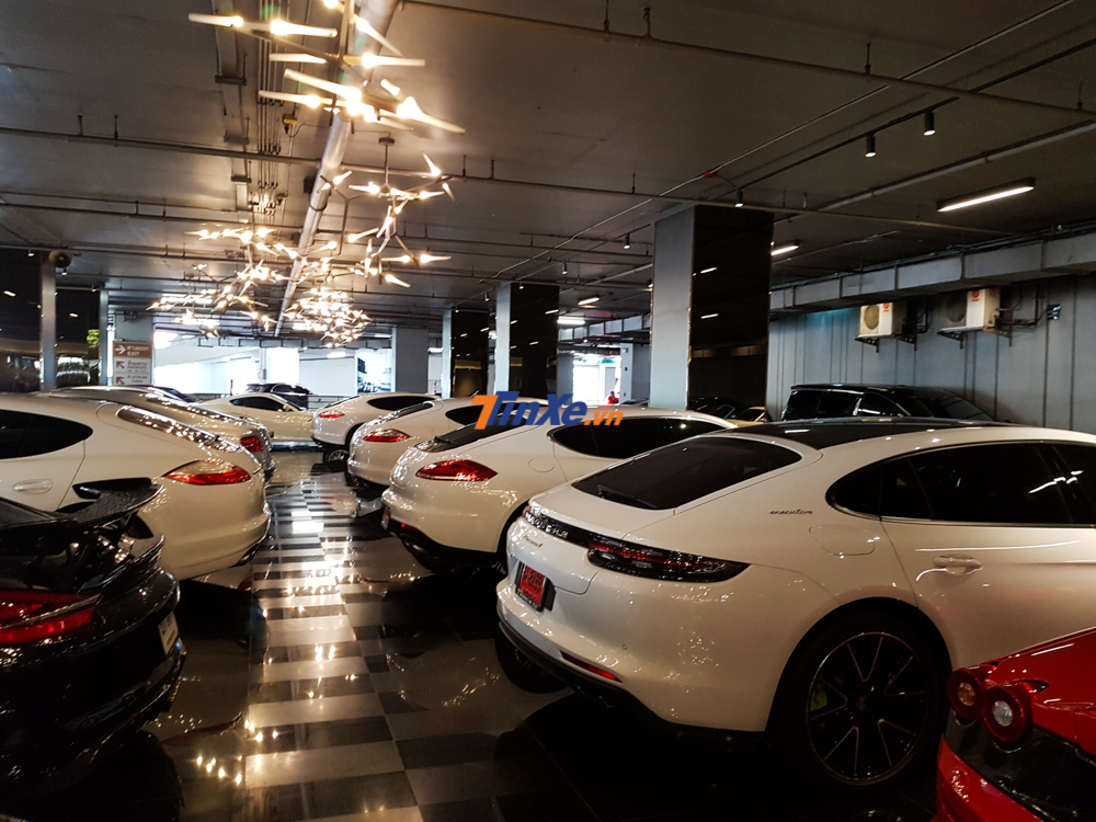 Theo những nhân viên tại tầng hầm đỗ xe này, mức phí để canh xe ở đây cũng đắt hơn so với các bãi gửi xe khác xung quanh Siam Paragon