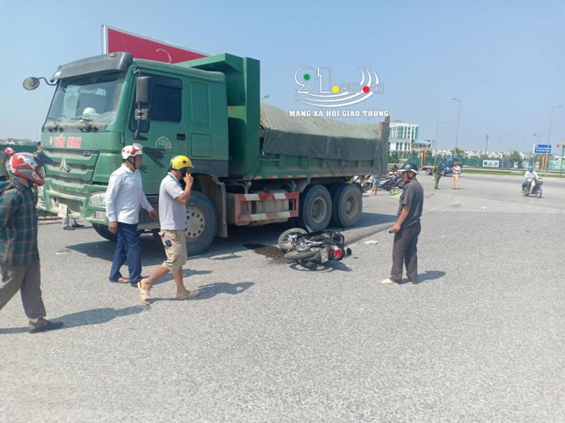 Chiếc xe máy chở đôi nam nữ bị hư hỏng sau vụ tai nạn Chiếc xe máy chở đôi nam nữ bị hư hỏng sau vụ tai nạn