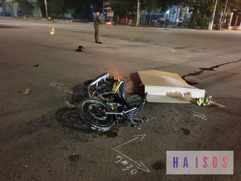 Chiếc xe máy của đôi vợ chồng trẻ hỏng nặng Chiếc xe máy của đôi vợ chồng trẻ hỏng nặng