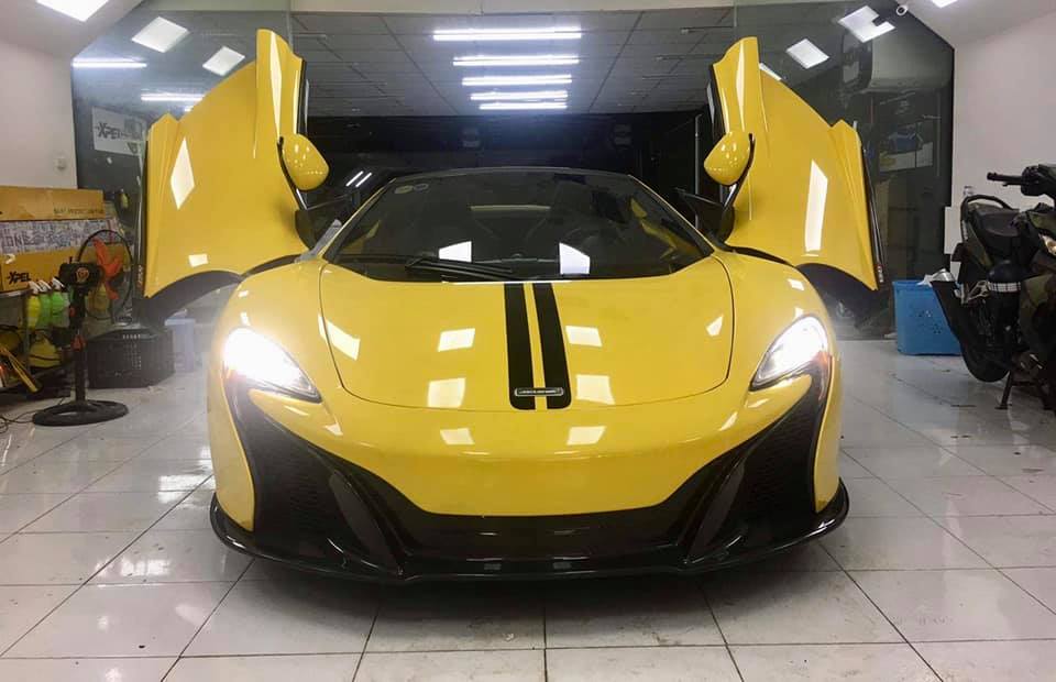 Ngoài màu vàng, ngoại thất chiếc McLaren 650S Spider này còn có nhiều chi tiết bằng carbon và 2 sọc màu đen ở trên nắp capô Ngoài màu vàng, ngoại thất chiếc McLaren 650S Spider này còn có nhiều chi tiết bằng carbon và 2 sọc màu đen ở trên nắp capô