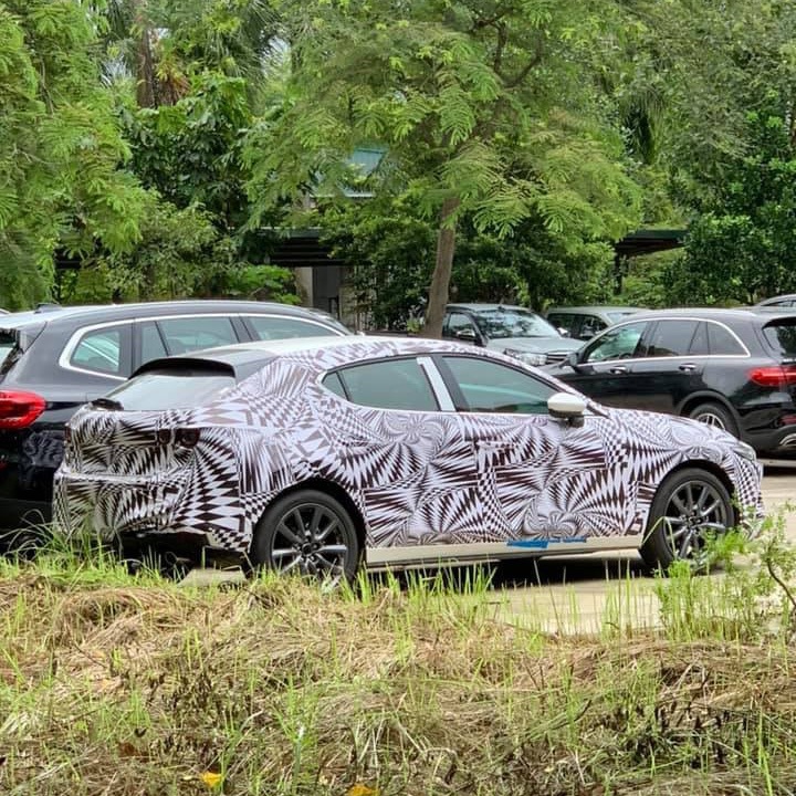 Mazda3 hatchback mới cũng bị bắt gặp trong khuôn viên của Cục Đăng kiểm và không khó để nhận ra trang bị mâm hợp kim 18 inch giống với phiên bản ở thị trường Thái Lan (Ảnh: Thiên Phúc)