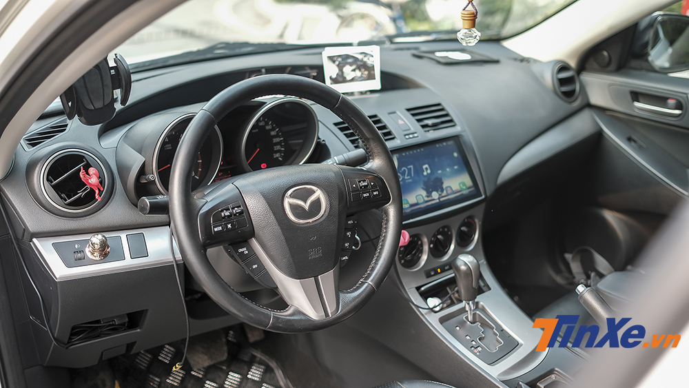 Mazda3 2011 có tiện nghi bên trong khá đầy đủ nếu so sánh với các mẫu xe mới cùng tầm tiền hiện nay. Mazda3 2011 có tiện nghi bên trong khá đầy đủ nếu so sánh với các mẫu xe mới cùng tầm tiền hiện nay.