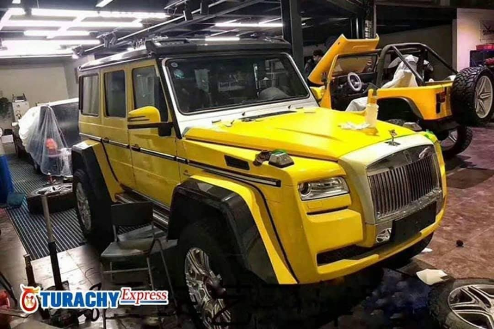 Ngoài lưới tản nhiệt, chiếc Mercedes-Benz G500 4×4² còn được thay đèn pha và vành theo phong cách Rolls-Royce Ghost Ngoài lưới tản nhiệt, chiếc Mercedes-Benz G500 4×4² còn được thay đèn pha và vành theo phong cách Rolls-Royce Ghost