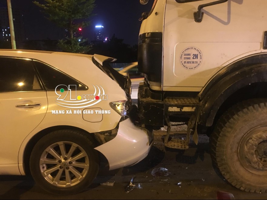Chiếc Toyota Venza bị đâm bẹp dúm phần đuôi phía sau Chiếc Toyota Venza bị đâm bẹp dúm phần đuôi phía sau