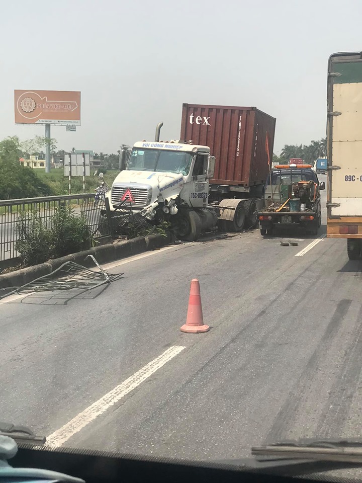Chiếc xe container còn lại leo lên dải phân cách giữa đường Chiếc xe container còn lại leo lên dải phân cách giữa đường