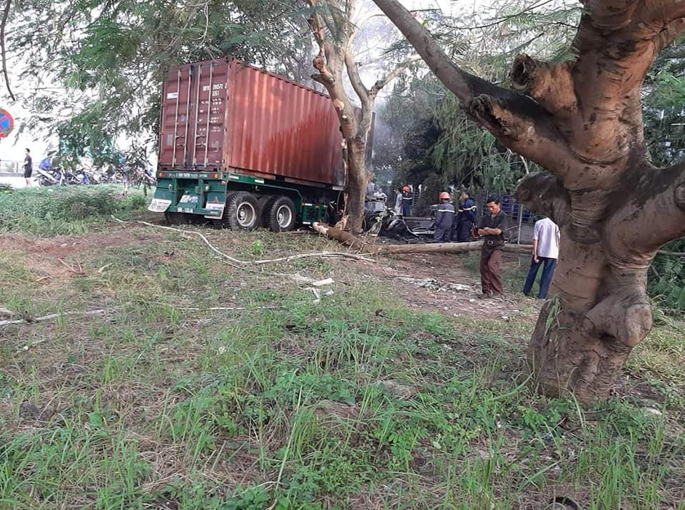 Chiếc xe container chưa rõ biển kiểm soát lao vào cổng công ty đóng tàu Hoàng Gia Chiếc xe container chưa rõ biển kiểm soát lao vào cổng công ty đóng tàu Hoàng Gia
