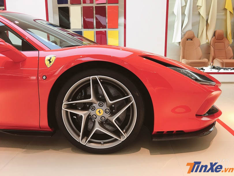 Mức giá bán của Ferrari F8 Tributo tại Singapore chưa bao gồm chi phí mua giấy phép sử dụng xe COE