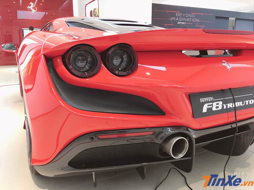 Chưa hết, phần đuôi xe của siêu xe Ferrari F8 Tributo còn có khuếch tán thể thao, ống xả dạng tròn đối xứng và lưới tản nhiệt thể thao