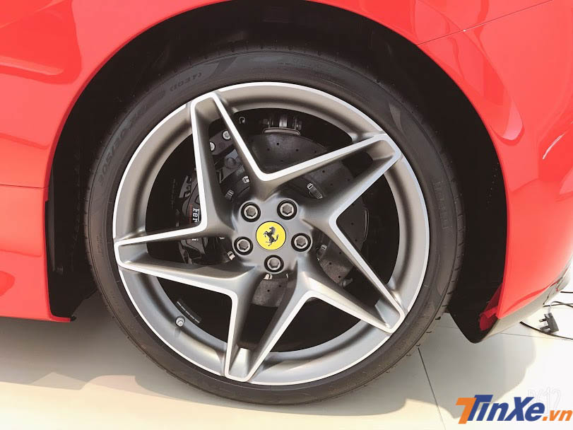 Chưa hết xe còn sở hữu bộ mâm 5 chấu kép sơn màu bạc với điểm nhấn là chụp logo mâm màu vàng cùng chú ngựa chồm đặc trưng của hãng Ferrari