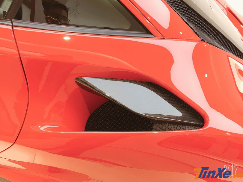 Ngoài màu sơn đỏ, chiếc siêu xe Ferrari F8 Tributo ở Singapore còn có nhiều chi tiết bằng carbon để tạo điểm nhấn cũng như giúp xe giảm trọng lượng