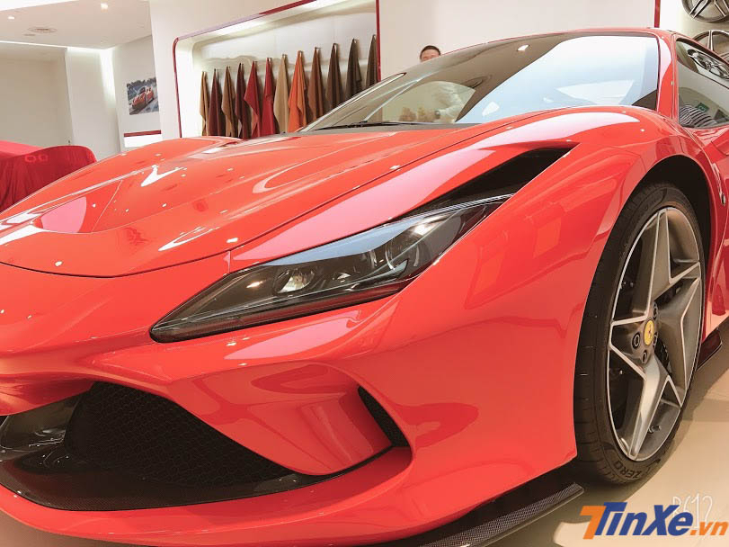 Siêu xe Ferrari F8 Tributo cũng có hốc gió S-Duct lấy cảm hứng từ xe Công thức 1 giống như Ferrari 488 Pista