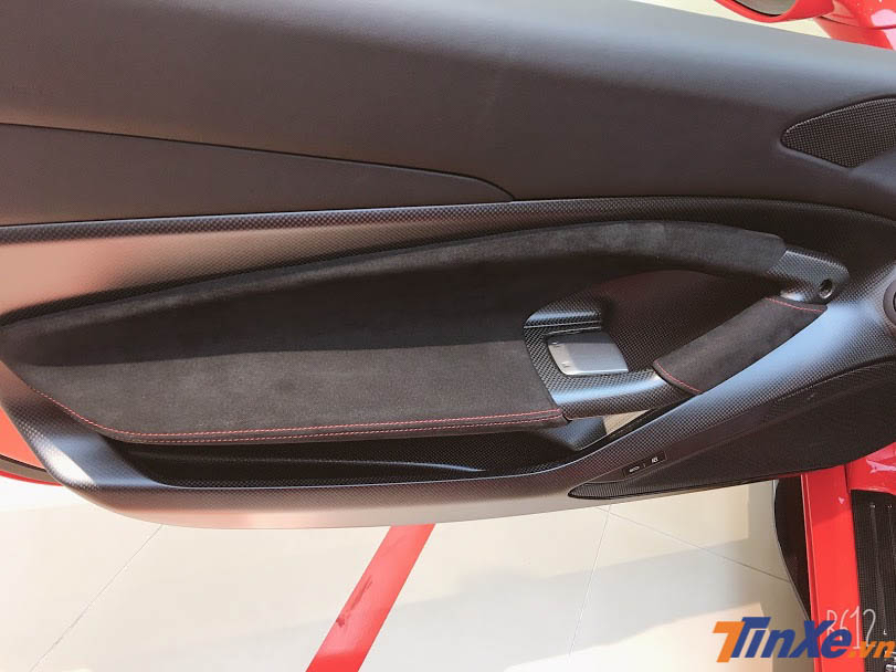 Mở cửa bước vào trong khoang lái của Ferrari F8 Tributo, nội thất xe chào đón người đối diện với da cao cấp và còn có cả sợi carbon ốp hai bên thành cửa xe cùng chỉ khâu màu đỏ