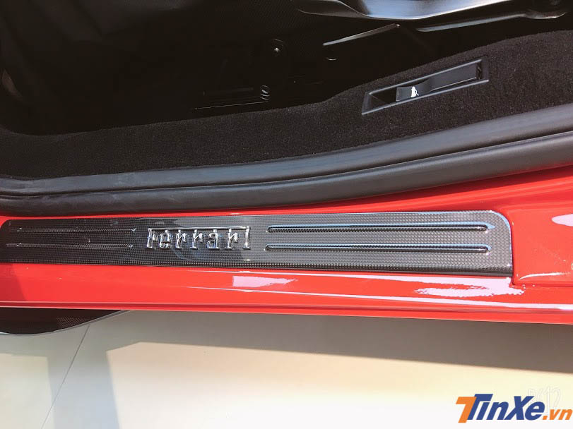 Bậc cửa của siêu xe Ferrari F8 Tributo bằng carbon