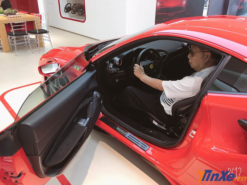 Một khách hàng của Ferrari Singapore đi xem siêu xe Ferrari F8 Tributo vào chiều hôm qua