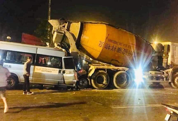 Hiện trường vụ tai nạn tối ngày 26/9/2019 giữa xe ô tô 16 chỗ và xe bồn tại Hà Nội (Ảnh: Facebook) Hiện trường vụ tai nạn tối ngày 26/9/2019 giữa xe ô tô 16 chỗ và xe bồn tại Hà Nội (Ảnh: Facebook)