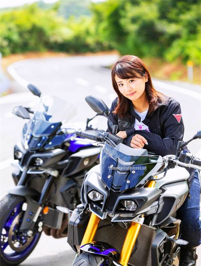 Natsumi Hirajima trên chiếc Yamaha MT-10 Natsumi Hirajima trên chiếc Yamaha MT-10