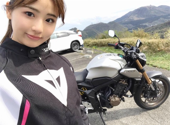 Vui vẻ bên chiếc Honda CB650R Vui vẻ bên chiếc Honda CB650R