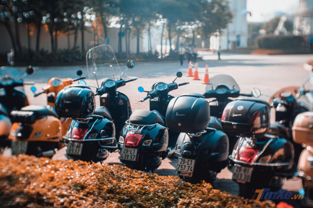 Sự góp mặt của CLB Vespa Hà Nội khiến dàn xe trở nên điệu đà và thêm chât Ý