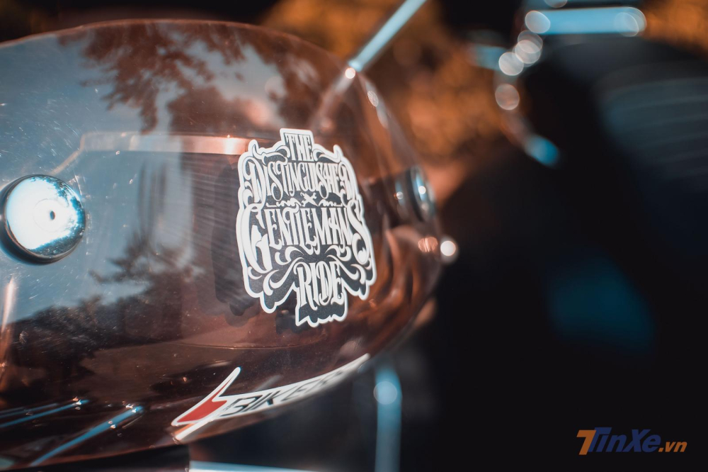 Bộ Sticker cực chất về sự kiện được đặt trên kính gió của những chiếc xe đậm chất