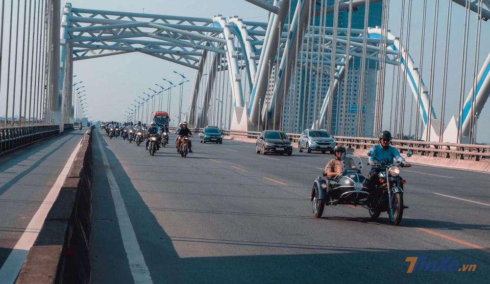 Từ một vài năm trở lại đây, việc lựa chọn cung đường cho các quý ông đã tránh những con phố đông đúc trong nội thành. Thay vào đó là lịch trình di chuyển qua Quận Long Biên rồi quay trở lại Ciputra qua đường đê Yên Phụ.