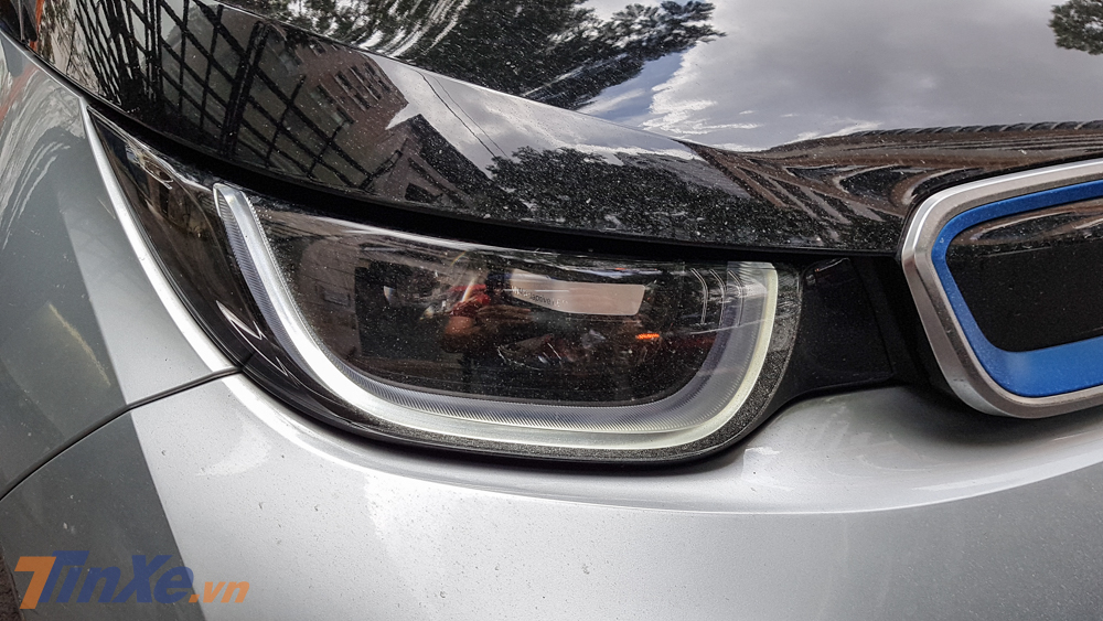 Đèn pha của BMW i3 thiết kế cá tính với dải đèn LED chiếu sáng ban ngày ở viền ngoài