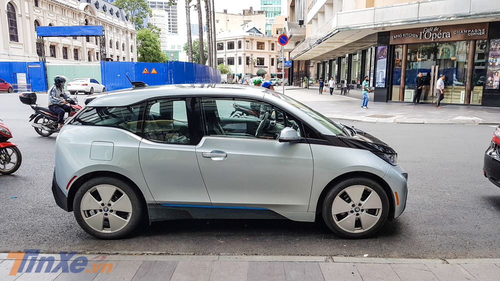 BMW i3 còn được chế tạo dựa trên bộ khung bằng nhôm trong khi khoang lái bằng sợi carbon, giúp giảm trọng lượng mà vẫn đảm bảo độ bền