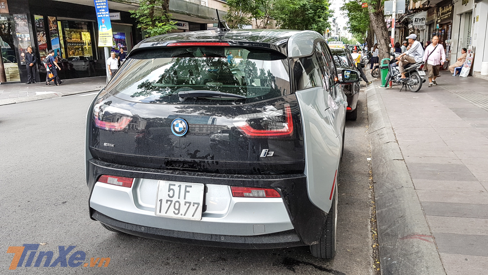 Chiếc BMW i3 độc nhất vô nhị tại Việt Nam có ngoại thất sơn màu bạc với điểm nhấn là nhiều chi tiết sơn màu đen