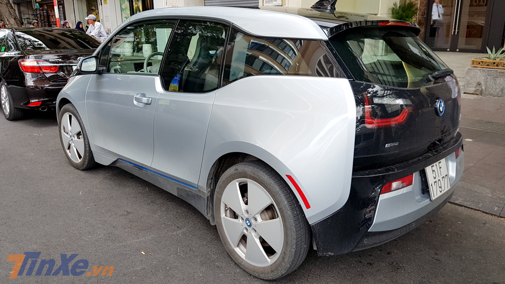 Chưa hết ngoại thất xe còn có một số đường viền màu xanh thể hiện cho sứ mệnh xe xanh của mình