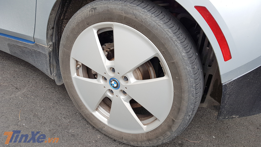 Vận tốc tối đa của BMW i3 sử dụng động cơ điện hoàn toàn là 150 km/h