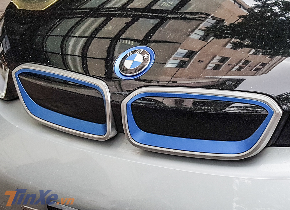Ngoài ra viền xanh dương còn xuất hiện ở vòng ngoài logo BMW hay ở viền lưới tản nhiệt hình quả thận của chiếc xe BMW i3 độc nhất Việt Nam