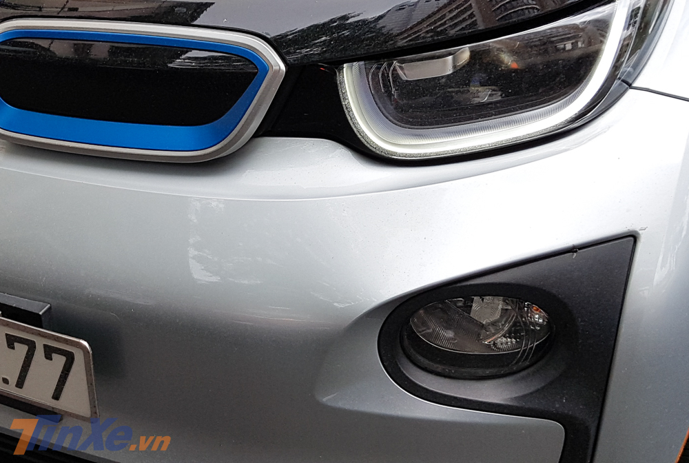 Phía dưới đèn pha còn có đèn sương mù