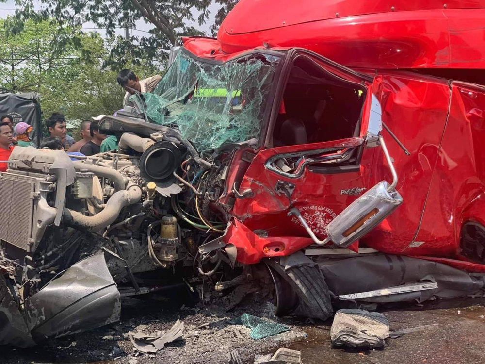 Vụ tai nạn khiến tài xế và phụ lái của chiếc xe container bị kẹt bên trong cabin