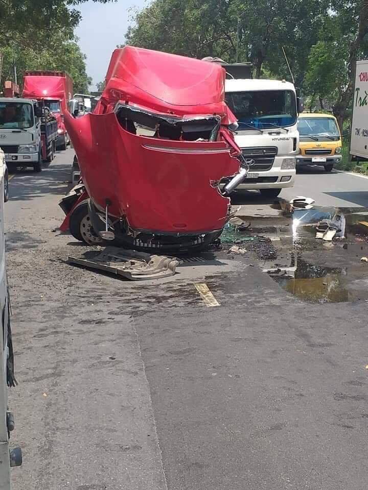 Chiếc ô tô tải tông vào cuộn thép rơi ra từ xe container