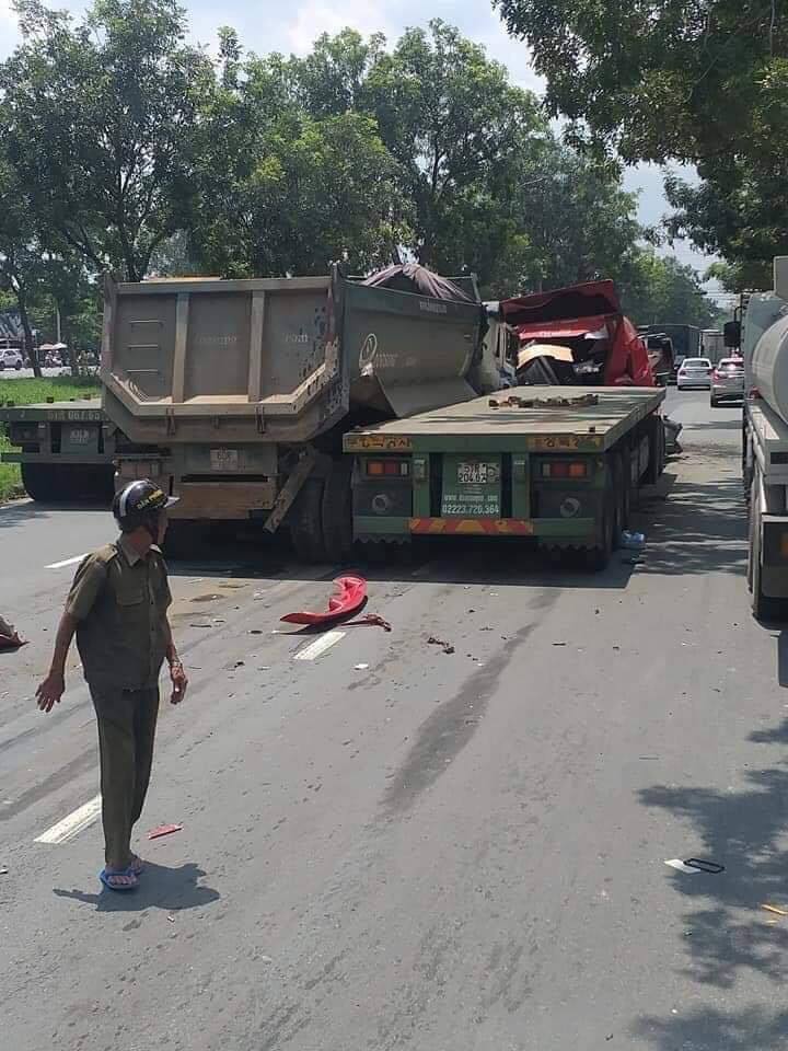 Các mảnh vỡ từ hai chiếc xe nằm vương vãi trên mặt đường