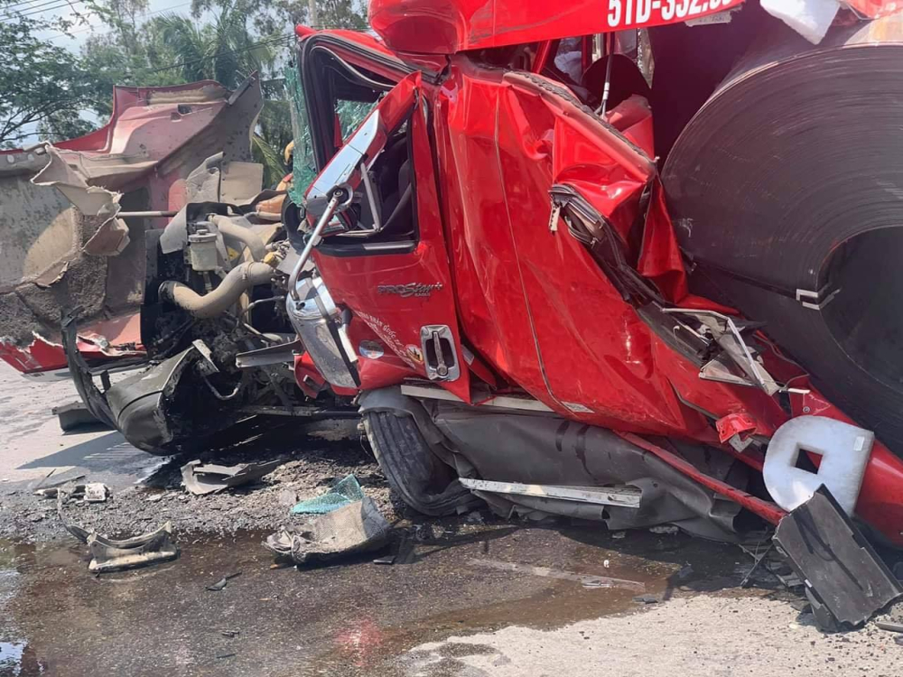 Phần đầu kéo của xe container bị hư hỏng hoàn toàn