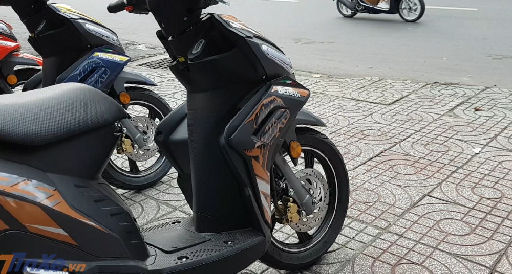 Chưa kể còn có bộ tem màu nâu đất xuất hiện trên mặt nạ phía trước, hai bên quây xe