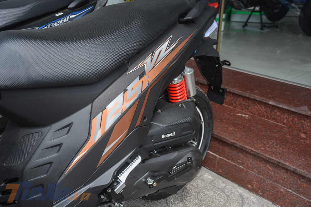 Điểm nhấn trên bộ tem này còn có dòng chữ Benelli màu trắng hay tên xe VZ125 hoàn thành với màu bạc.