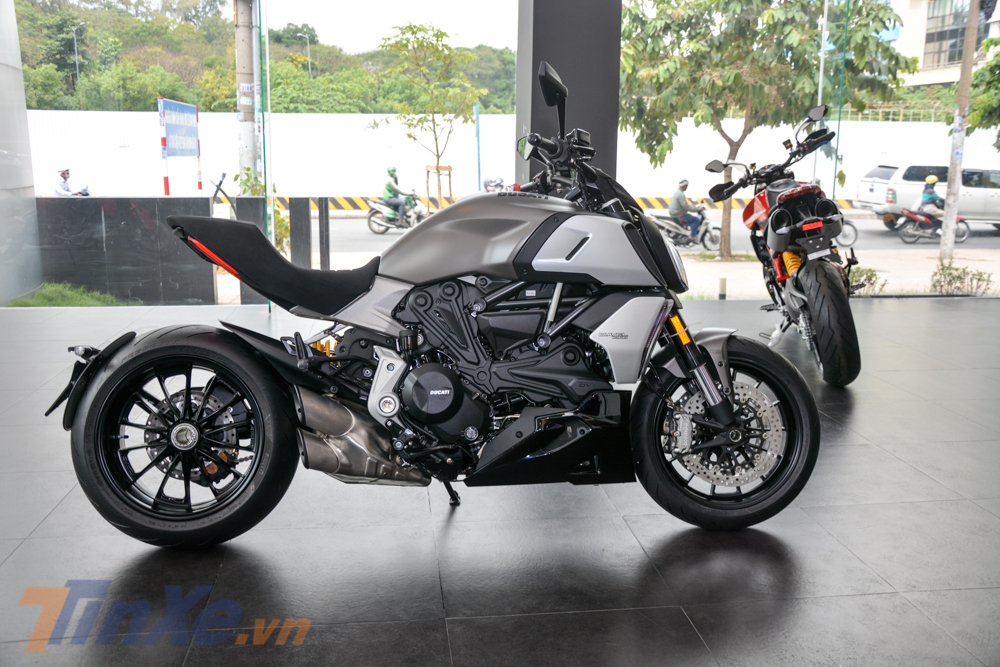 Mẫu xe cruiser cỡ lớn Ducati Diavel 1260 chỉ có một tuỳ chọn màu sơn mới đó chính là xám mờ Sandstone Grey